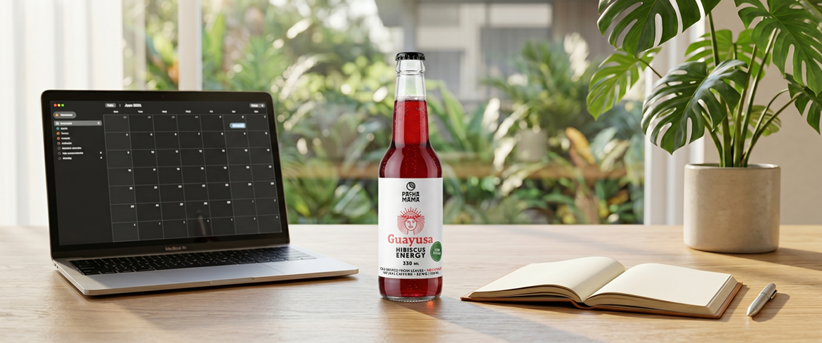 Guayusa in een flesje naast een laptop op een bureau – een handig guayusa-drankje om je op het werk beter te kunnen concentreren.