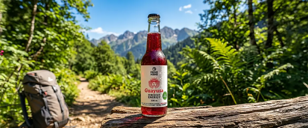 Een natuurlijke guayusa-drank op een bergpad – Guayusa Pachamama voor reizen en buitenactiviteiten.