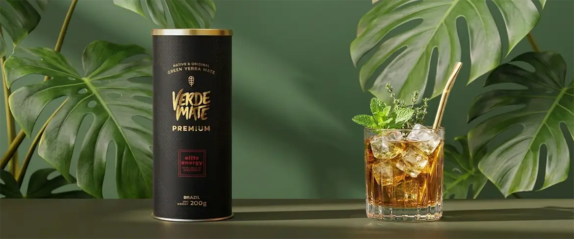 Verfrissende tereré met ijs en munt in een glas, bereid op basis van Verde Mate Premium Elite Energy