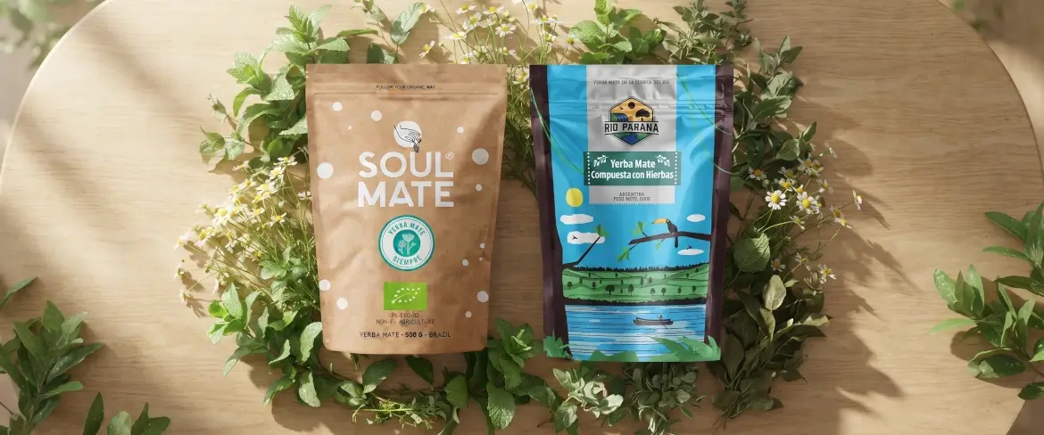 Doypacks met yerba mate en kruiden, met pepermunt en kruiden in een natuurlijke samenstelling, afgebeeld tegen een houten achtergrond.