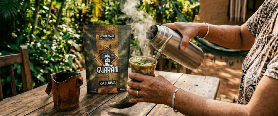 Paraguayaanse yerba mate, warm bereid – door water over de mate-bladeren uit Paraguay te gieten