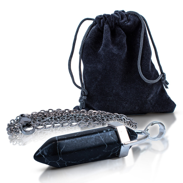 Hanger met zwarte turquoise in zakje + ketting