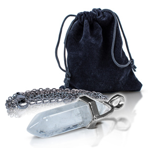 Hanger met bergkristal in zakje + ketting