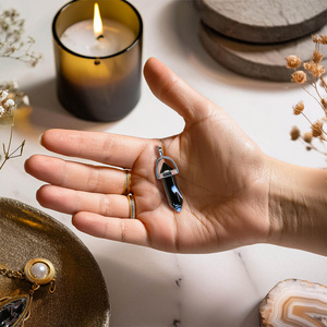 Hanger met zwarte agaat in zakje + ketting