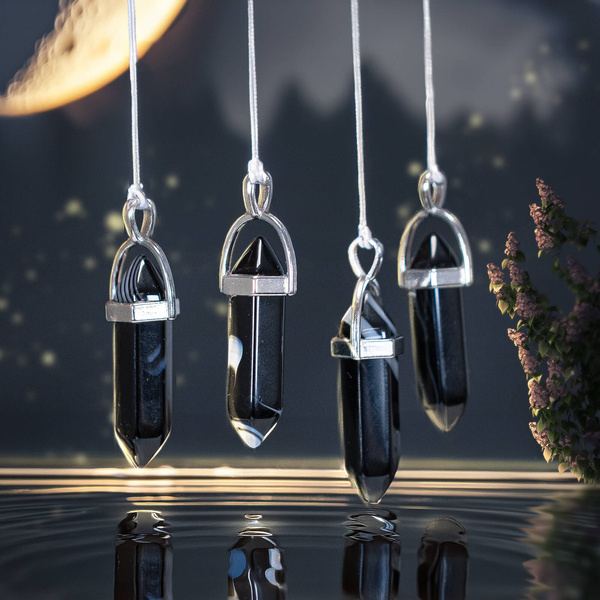 Hanger met zwarte agaat in zakje + ketting