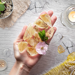 Citrien (ruwe steen) 1 stuk.