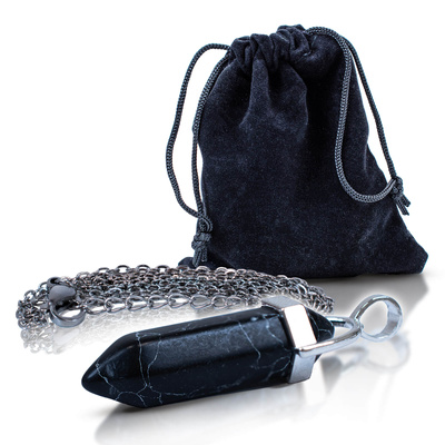 Hanger met zwarte turquoise in zakje + ketting