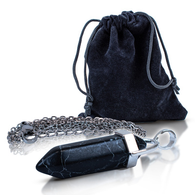 Hanger met zwarte turquoise in zakje + ketting