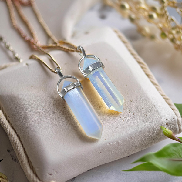 Hanger met opaliet in zakje + ketting