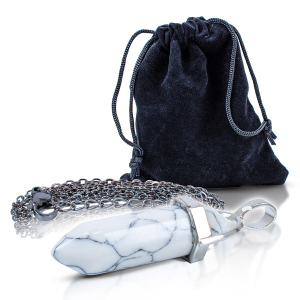 Hanger met witte turquoise in zakje + ketting