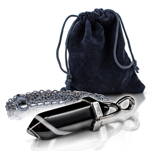 Hanger met zwarte agaat in zakje + ketting