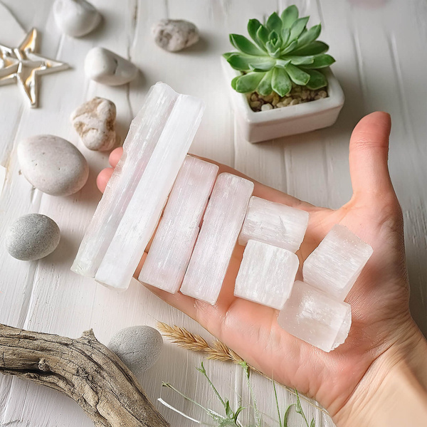 Witte seleniet (ruwe steen) 1 stuk.