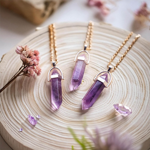 Hanger met amethist in zakje + ketting