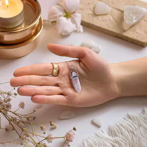 Hanger met bergkristal in zakje + ketting